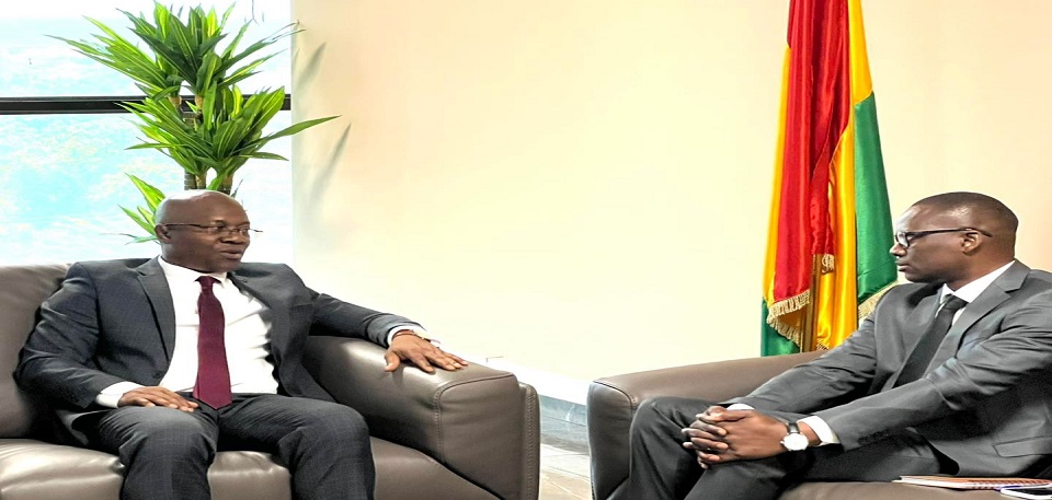 Monsieur le Ministre Ousmane Gaoual Diallo a reçu en audience cet après-midi le Directeur Général d’Orange pour une prise de contact.