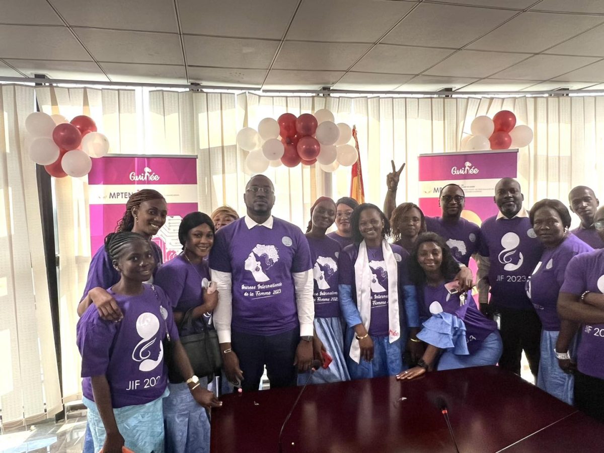 Apres le rassemblement du Palais du peuple, les femmes du ministère ont été conviées au siège du département pour une collation.