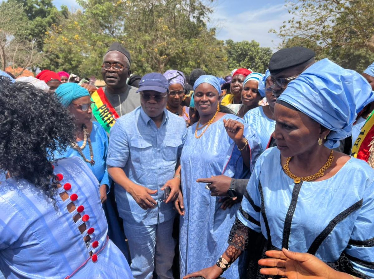 Celebration de la Journée Internationale des Droits des Femmes : Le Ministre Ousmane Gaoual Diallo recu par les femmes de Dinguiraye.