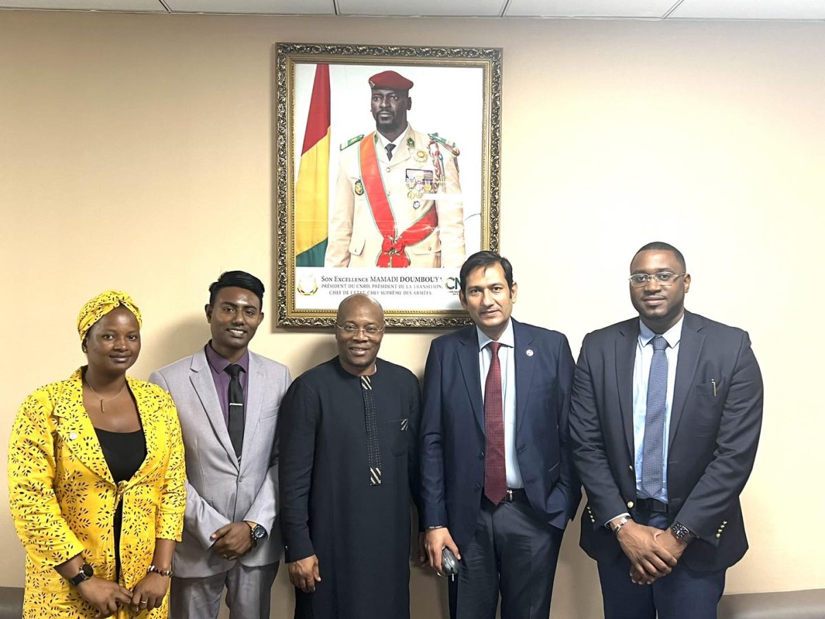 Le Ministre Ousmane Gaoual Diallo a reçu en audience ce jeudi 9 mars 2023, l’homme d’affaires Malaysien Monsieur Aarouni Verma Directeur Opération de DIPON GROUP.